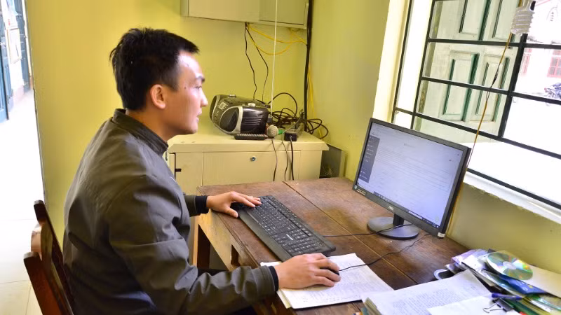 Cán bộ xã Vi Hương (Bạch Thông) vận hành Đài truyền thanh xã. (Ảnh: THU TRANG).
