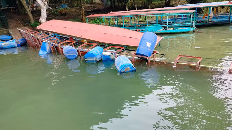 Cây cầu phao sau khi bị nghiêng, lật. (Ảnh: NGUYỄN HOÀNG)