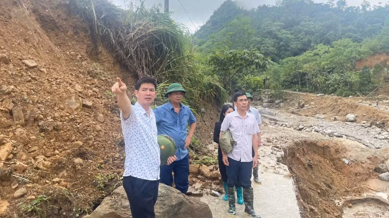 Lãnh đạo tỉnh Bắc Kạn kiểm tra, chỉ đạo công tác khắc phục hậu quả lũ quét tại Ba Bể. (Ảnh: HƯƠNG DỊU)