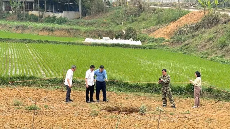 Lãnh đạo huyện Na Rì kiểm tra hố sụt mới xuất hiện trong sáng 11/4. (Ảnh: THANH LỘC)