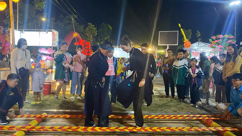 Các trò chơi dân gian được tổ chức sau lễ khai mạc. (Ảnh: TUẤN SƠN).