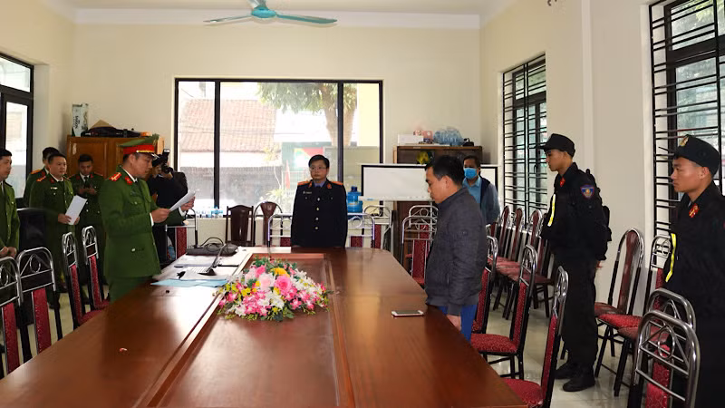 Công an tỉnh thi hành lệnh bắt tạm giam đối tượng. (Ảnh: THÙY DƯƠNG)