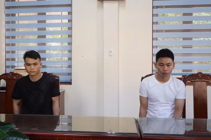 Hai đối tượng tại cơ quan điều tra. (Ảnh: Thùy Dương)