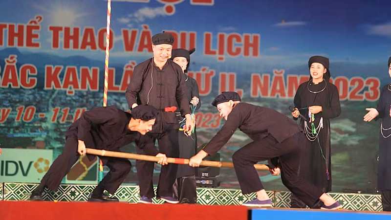 Thi đẩy gậy tại chương trình. (Ảnh: CÔNG LUẬN)