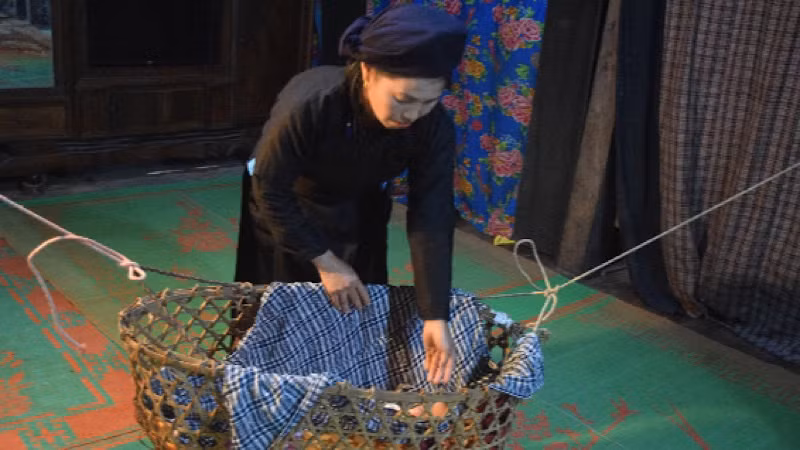 Những lời ru bên nôi với ca từ gần gũi, độc đáo đã nuôi dưỡng tâm hồn trẻ từ thủa ấu thơ. (Trong ảnh: Người dân xã Giáo Hiệu hát ru trẻ ngủ trong nhà - Ảnh: THU TRANG)