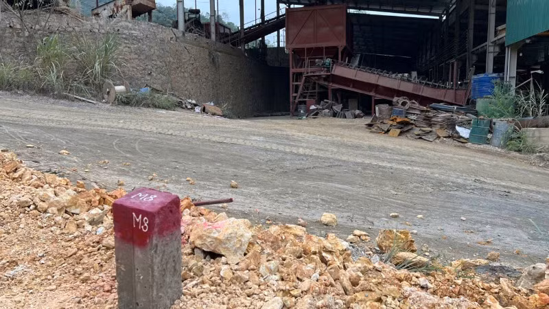 Từ mốc ranh giới (cột bê-tông sơn đỏ) của mỏ chì, kẽm Ba Bồ đến xưởng tuyển của Công ty trách nhiệm hữu hạn thương mại dịch vụ Hoàng Nam chỉ khoảng hơn 10m. (Ảnh: TUẤN SƠN)