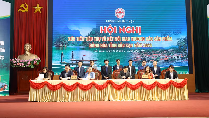 Ký kết các hợp đồng và biên bản ghi nhớ hợp tác tại hội nghị. (Ảnh: TUẤN SƠN)