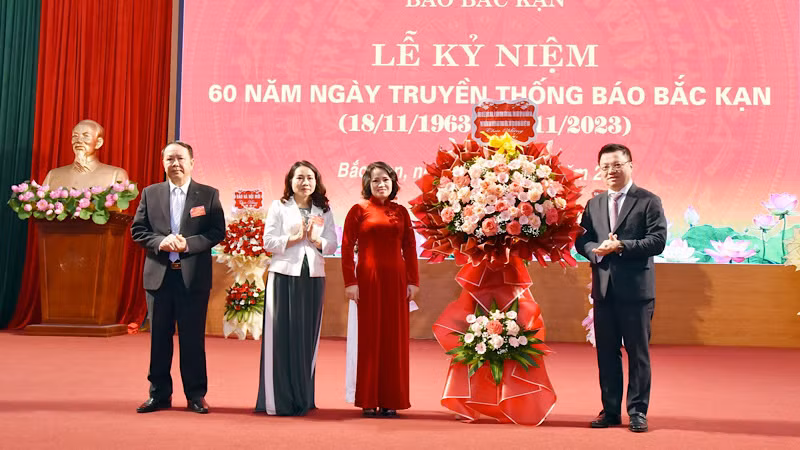 Đồng chí Lê Quốc Minh, Ủy viên Trung ương Đảng, Tổng Biên tập Báo Nhân Dân, Phó Trưởng Ban Tuyên giáo Trung ương, Chủ tịch Hội Nhà báo Việt Nam tặng hoa chúc mừng Báo Bắc Kạn. (Ảnh: QUÝ ĐÔN)