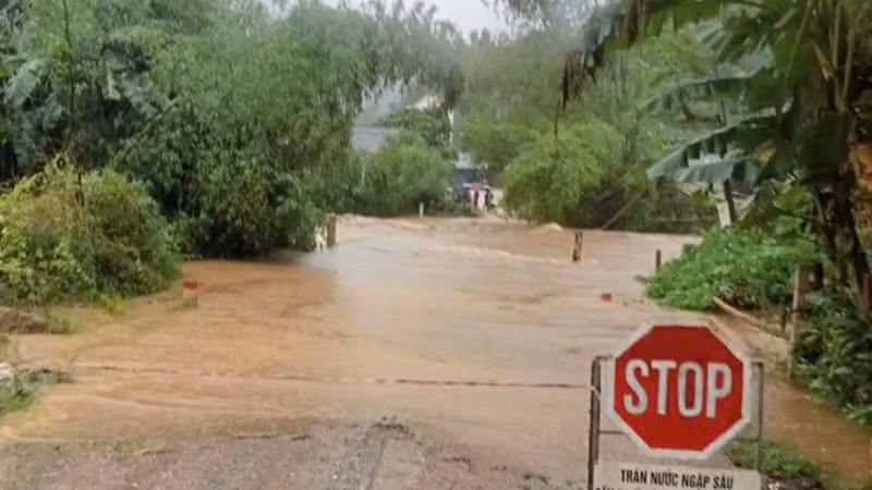 Nước lũ dâng cao gây ngập cầu tràn trên đường tỉnh 257B. (Ảnh: CÔNG LUẬN).