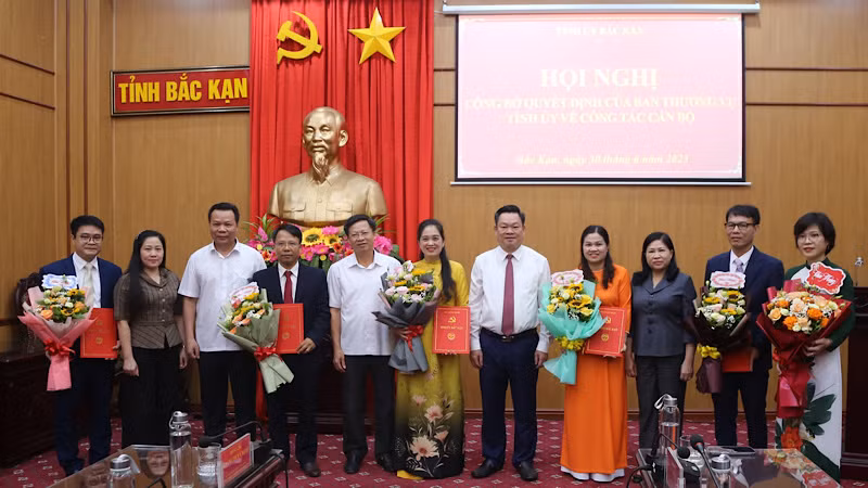 Lãnh đạo tỉnh Bắc Kạn tặng hoa chúc mừng các cán bộ được luân chuyển, bổ nhiệm. 