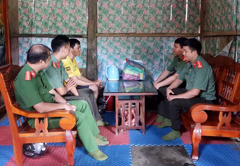 Công an tỉnh Bắc Kạn tuyên truyền, vận động người dân thực hiện quy định quản lý vũ khí, vật liệu nổ. (Ảnh: NGỌC ÁNH).