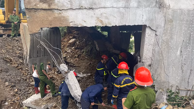 Lực lượng chức năng triển khai công tác tìm kiếm nạn nhân. (Ảnh: TUẤN SƠN)