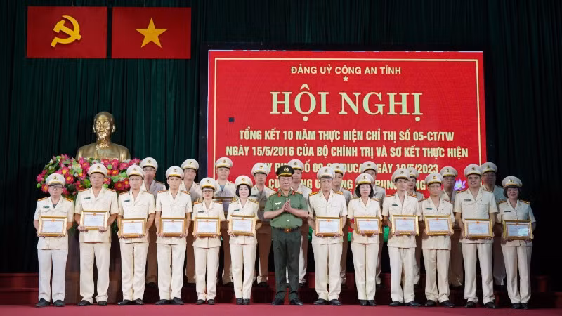 Lãnh đạo Công an tỉnh Bắc Kạn trao giấy khen cho các tập thể, cá nhân có thành tích xuất sắc. (Ảnh: THÙY DƯƠNG)