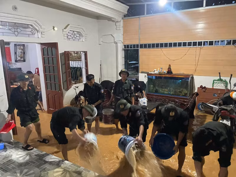 Cán bộ, chiến sĩ Phòng Cảnh sát cơ động (Công an tỉnh Bắc Kạn) giúp người dân tổ 12, phường Phùng Chí Kiên, thành phố Bắc Kạn khắc phục ngập úng. (Ảnh: Phòng Cảnh sát cơ động, Công an tỉnh Bắc Kạn).