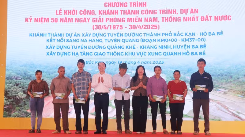 Lãnh đạo tỉnh Bắc Kạn tặng quà cho hộ nghèo. (Ảnh: TUẤN SƠN).