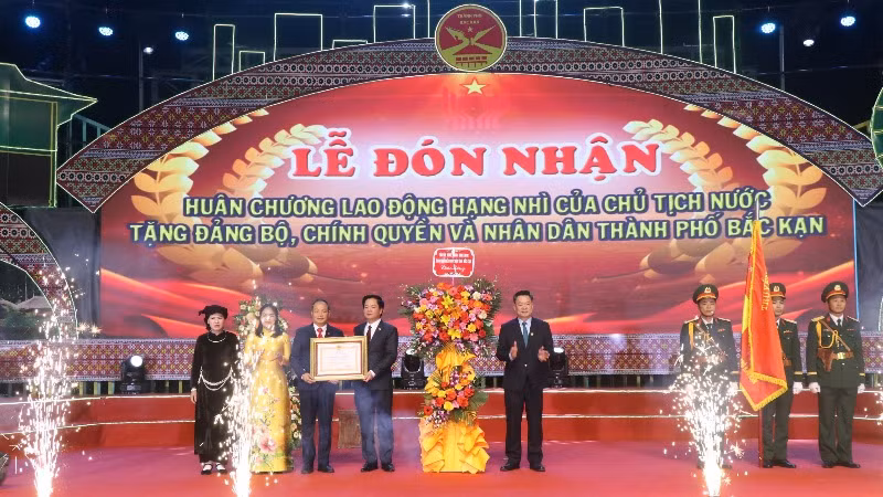 Lãnh đạo thành phố Bắc Kạn đón nhận Huân chương lao động hạng Nhì của Chủ tịch nước tặng. (Ảnh: TUẤN SƠN)