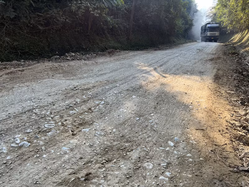 Đường cấp phối nay đã thành đường đất. (Ảnh: NGUYỄN HOÀNG)