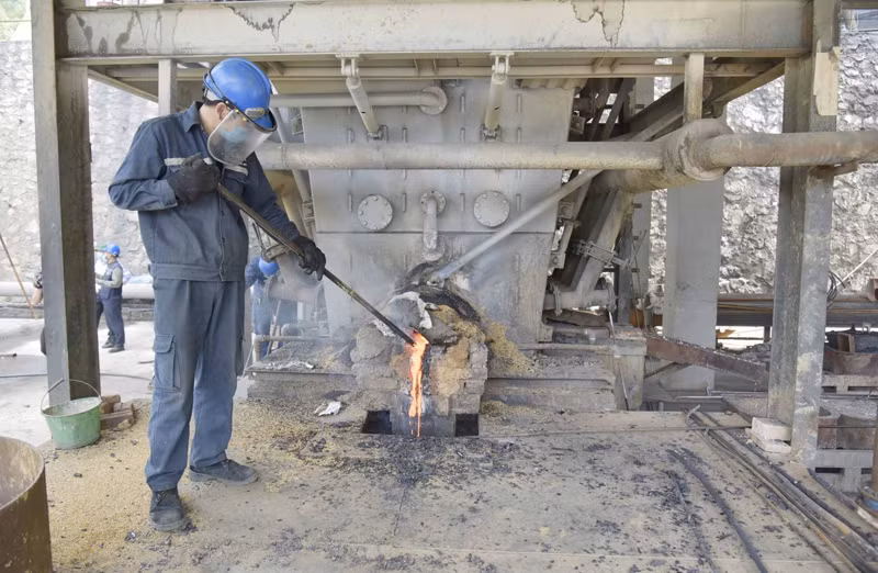 Hoạt động sản xuất tại nhà máy chế biến khoáng sản của Công ty Trách nhiệm hữu hạn Hoàng Nam Bắc Kạn. (Ảnh: QUÝ ĐÔN)