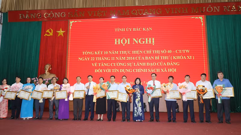 Trao bằng khen cho các tập thể, cá nhân có thành tích xuất sắc. (Ảnh: TUẤN SƠN)