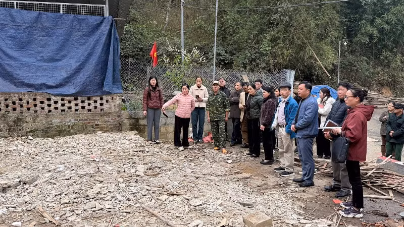 Lãnh đạo Ủy ban Mặt trận Tổ quốc Việt Nam tỉnh Bắc Kạn kiểm tra việc xóa nhà tạm tại huyện Ngân Sơn. (Ảnh: THU DỊU)