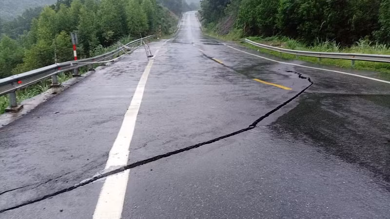 Đường BOT huyết mạch nối Thái Nguyên với Bắc Kạn bị nứt một vệt dài đoạn qua xã Quảng Chu, huyện Chợ Mới, tỉnh Bắc Kạn. (Ảnh: TRẦN LỘC)