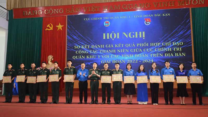 Trao bằng khen tặng các tập thể, cá nhân có thành tích xuất sắc. Ảnh: TUẤN SƠN