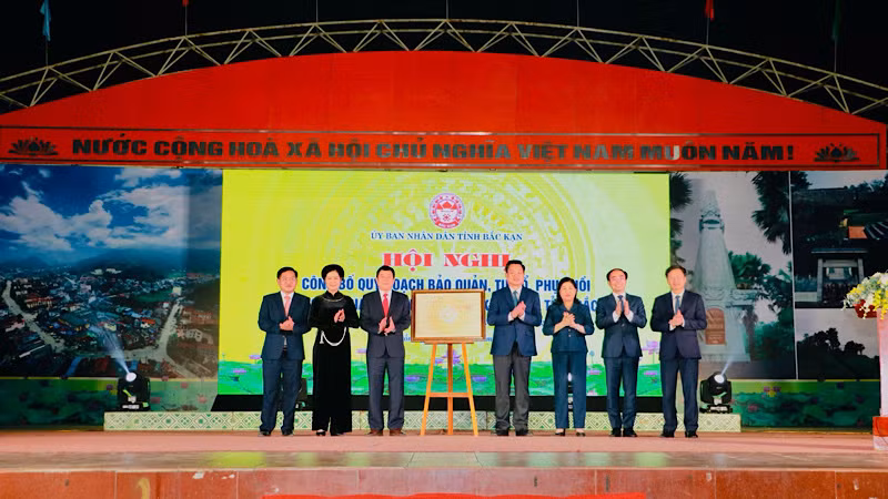 Lãnh đạo tỉnh Bắc Kạn và huyện Chợ Đồn công bố Quyết định của Thủ tướng Chính phủ phê duyệt quy hoạch. (Ảnh: NÔNG VUI)