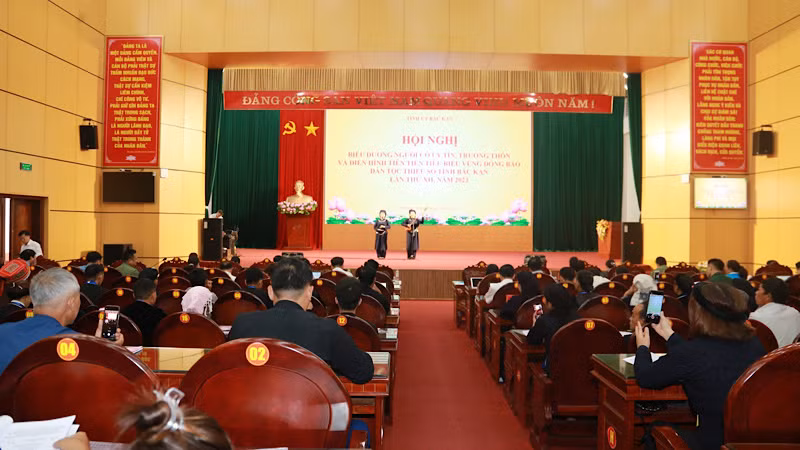 Hội nghị lần này biểu dương, tôn vinh 59 người có uy tín, trưởng thôn và điển hình tiên tiến vùng đồng bào dân tộc thiểu số của Bắc Kạn.