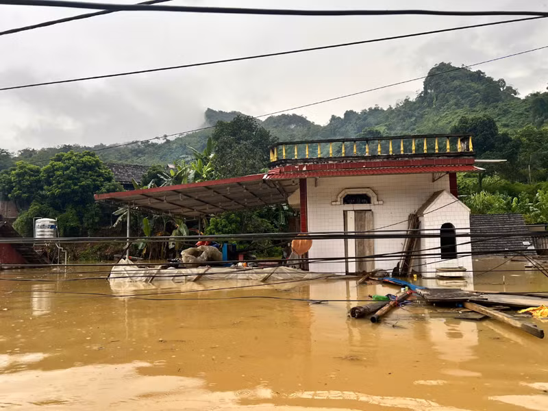 Một ngôi nhà nước ngập tới tầng 2.