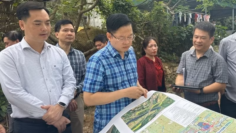 Lãnh đạo tỉnh Bắc Kạn kiểm tra thực địa vị trí thi công dự án cao tốc Chợ Mới-thành phố Bắc Kạn. (Ảnh: TUẤN SƠN).