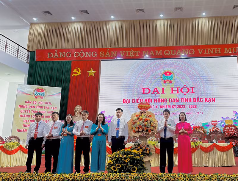 Lãnh đạo Trung ương Hội Nông dân Việt Nam tặng lẵng hoa chúc mừng đại hội. (Ảnh: TUẤN SƠN)