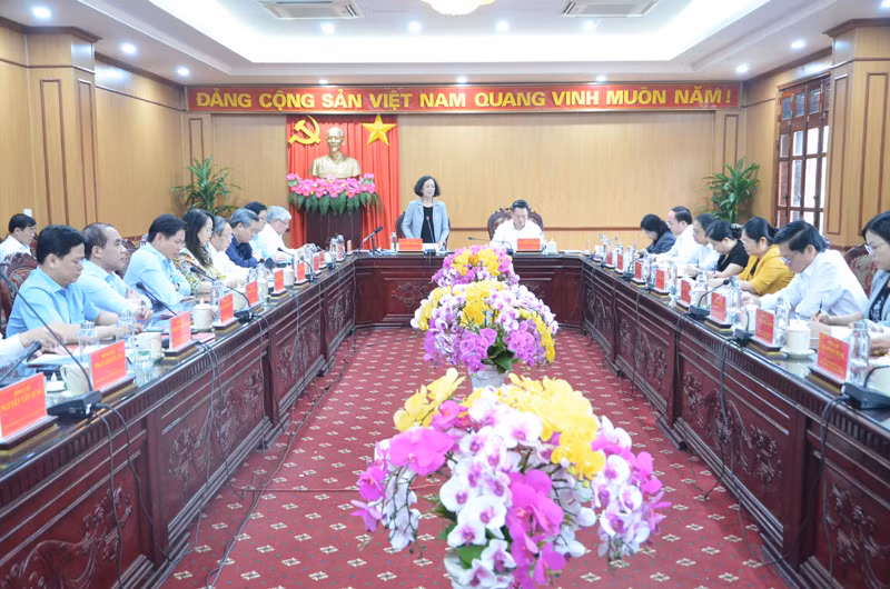 Đồng chí Trương Thị Mai phát biểu kết luận buổi làm việc. (Ảnh: TUẤN SƠN) Đồng chí Trương Thị Mai phát biểu kết luận buổi làm việc. (Ảnh: TUẤN SƠN)