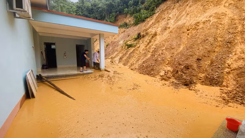 Sạt lở đẩy bùn, đất vào nhà Trạm Y tế xã Quang Phong, huyện Na Rì. (Ảnh: VĂN THIỀU) Sạt lở đẩy bùn, đất vào nhà Trạm Y tế xã Quang Phong, huyện Na Rì. (Ảnh: VĂN THIỀU)