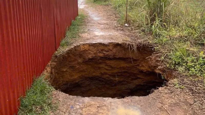 Một hố sụt xuất hiện tại thôn Hiệp Lực, xã Kim Lư, huyện Na Rì thời gian qua. (Ảnh: TUẤN SƠN)