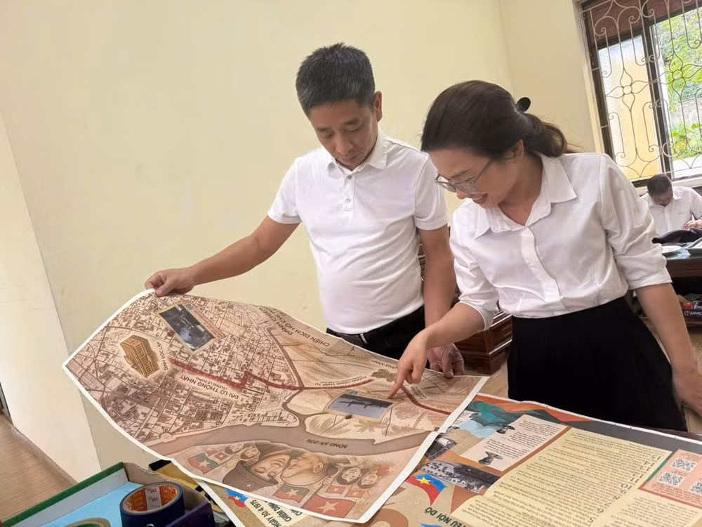 Nhân viên Công ty cổ phần Khoáng sản Bắc Kạn xem phụ san đặc biệt. (Ảnh: Công ty cổ phần Khoáng sản Bắc Kạn)