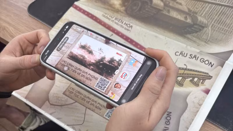 Trải nghiệm tương tác với phụ san đặc biệt bằng điện thoại di động. (Ảnh: VIỆT HÙNG, Công an tỉnh Bắc Kạn)