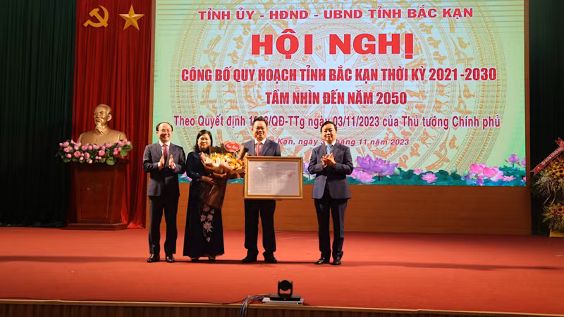 Phó Thủ tướng Chính phủ Trần Hồng Hà trao quyết định phê duyệt Quy hoạch tỉnh cho lãnh đạo tỉnh Bắc Kạn. (Ảnh: CÔNG LUẬN)