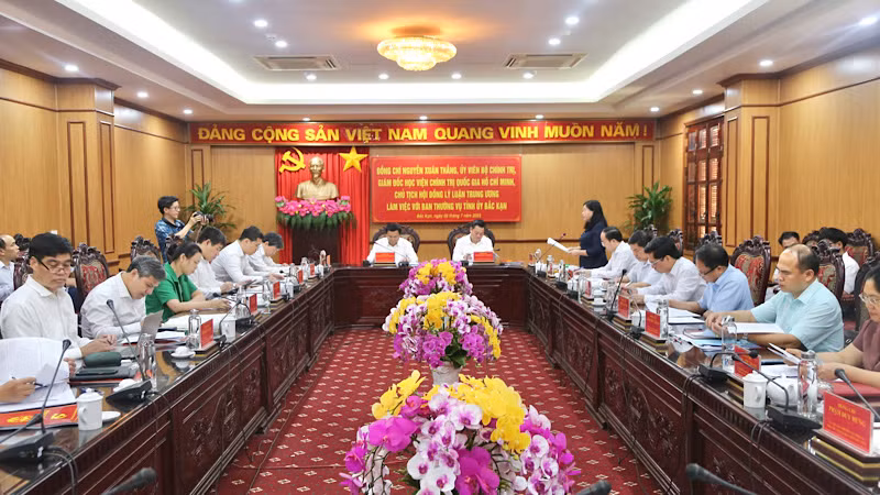 Lãnh đạo tỉnh Bắc Kạn báo cáo với đoàn công tác về các nội dung công tác cán bộ và hoạt động của Trường Chính trị tỉnh.