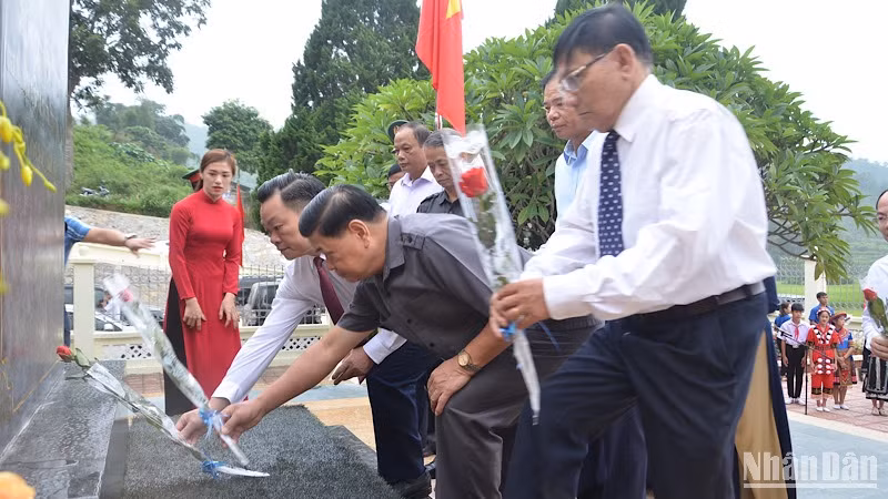 Các đại biểu dâng hoa tại di tích lịch sử Coỏng Tát.