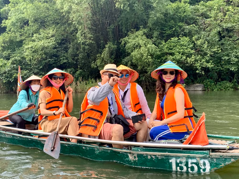 Môi trường trong lành và phong cảnh kỳ vĩ khiến nhiều du khách đã quay lại Tam Cốc-Bích Động trong những dịp nghỉ cuối tuần. (Ảnh: Sở Du lịch Ninh Bình)