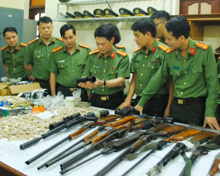 Lực lượng Công an xem xét tính năng, tác dụng các loại vũ khí cùng vật liệu nổ.