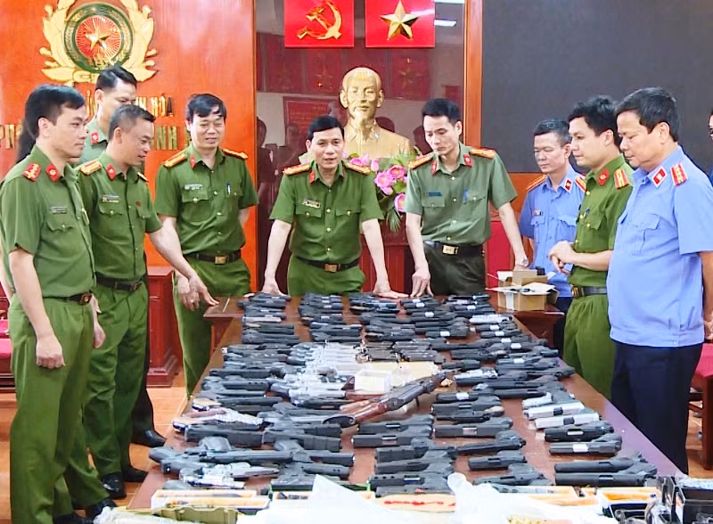 Các cơ quan chức năng tịch thu các loại vũ khí tang vật.