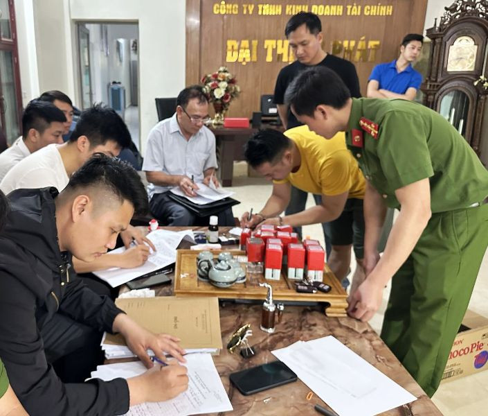 Cơ quan chức năng khám xét cơ sở dịch vụ tài chính.
