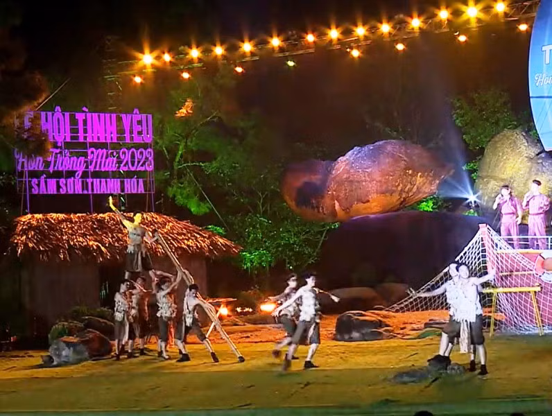 Tiết mục hò sông Mã tại Lễ hội tình yêu hòn Trống Mái 2023.