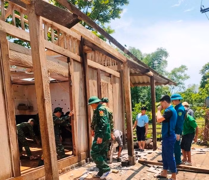 Bộ đội Biên phòng cùng lực lượng tại địa bàn trợ giúp các hộ gia đình khắc phục hậu quả do thiên tai gây ra.