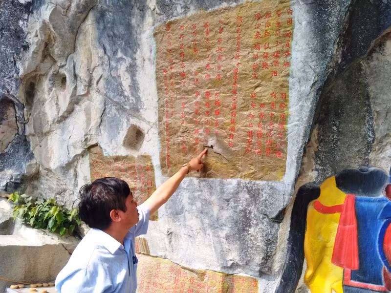 Hành vi khoan, vít đinh làm mất ký tự trên bia ký ở Chùa Quan Thánh, thành phố Thanh Hóa.