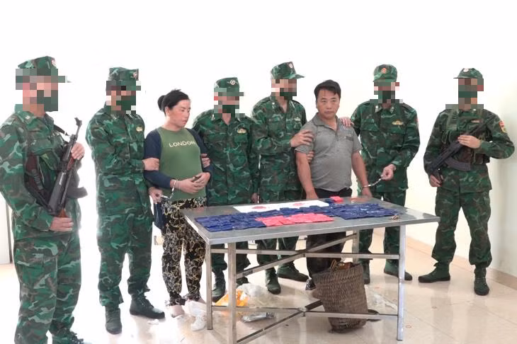 Hai đối tượng bị bắt giữ cùng ma túy tang vật.