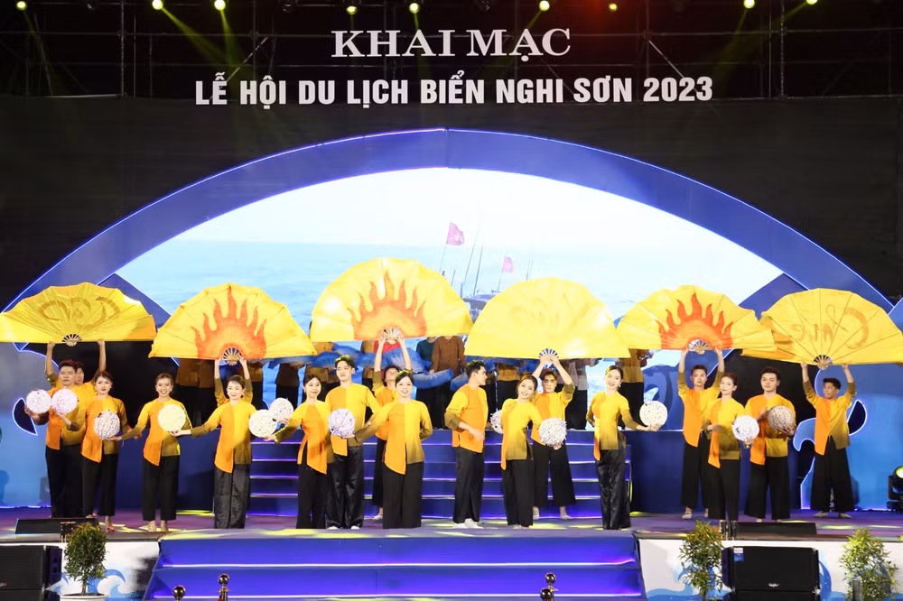 Một tiết mục trong đêm khai mạc Lễ hội du lịch biển Nghi Sơn năm 2023.