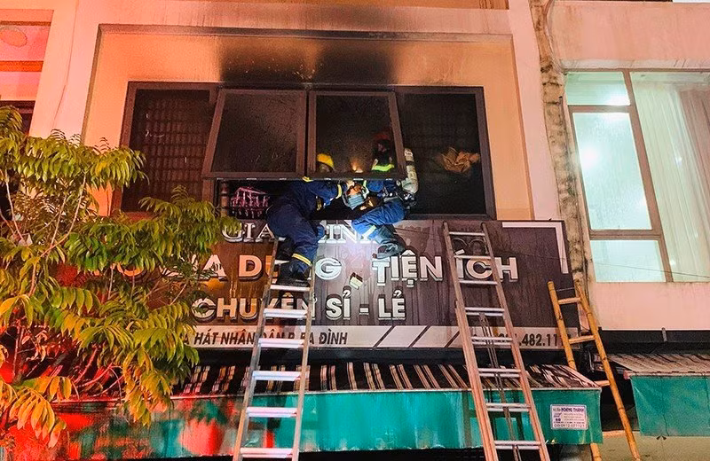 Lực lượng chức năng tiếp cận chữa cháy, cứu hộ các nạn nhân vụ hỏa hoạn.