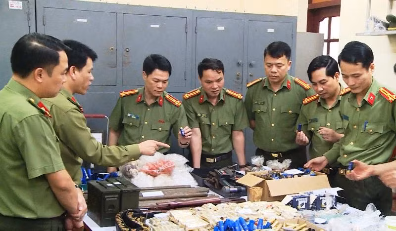 Lực lượng chức năng xem xét tang vật vụ án.